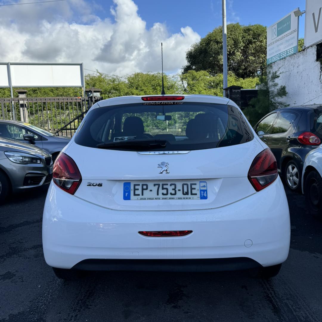 PEUGEOT 208